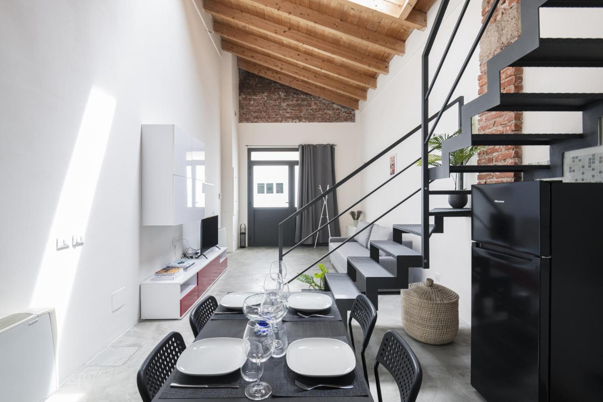Easylife- Su Due Livelli Su I Navigli *